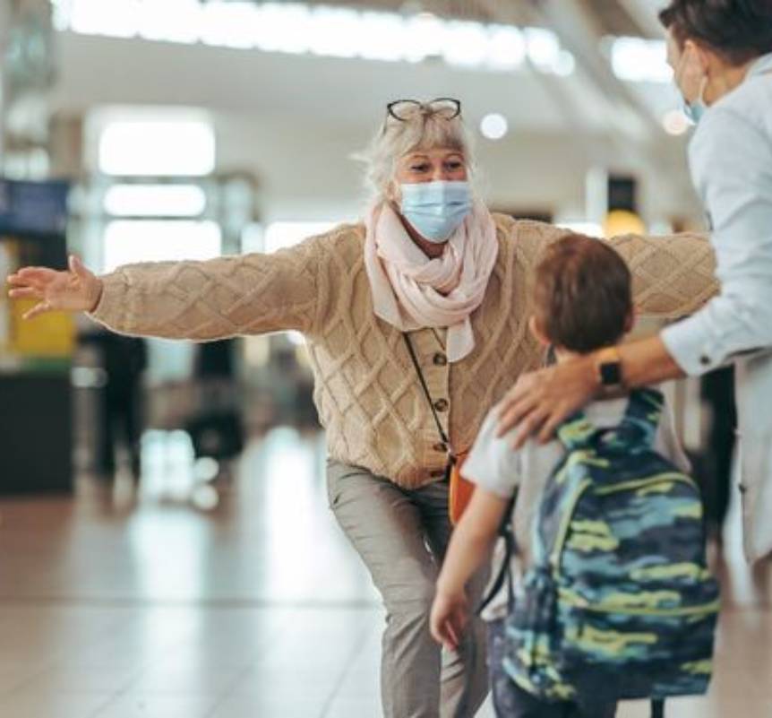 Reencuentro familiar en el aeropuerto